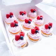 Купить Капкейки с малиной и голубикой