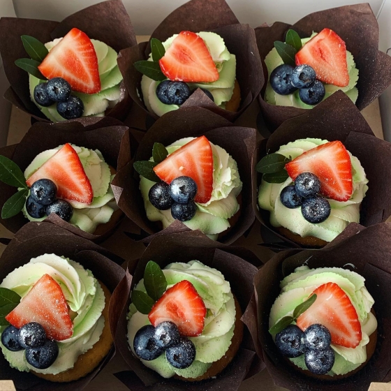 Купить Яркие ягодные капкейки