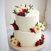 Купить Торт с ягодами и цветами