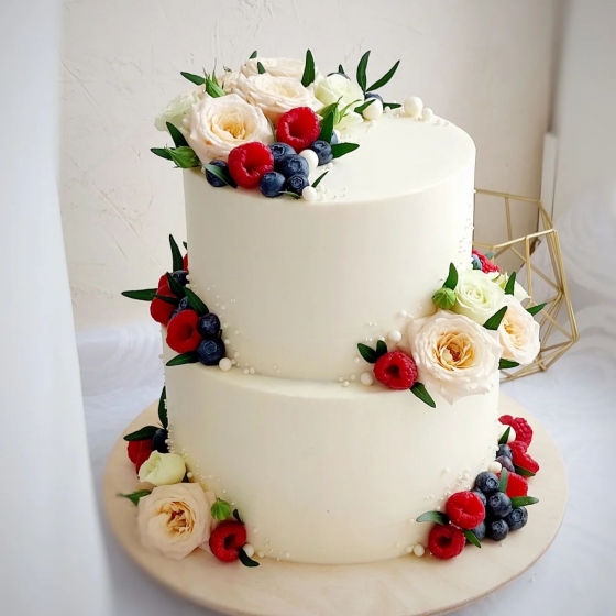 Купить Торт с ягодами и цветами
