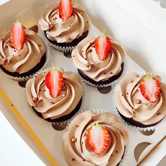 Купить Шоколадные капкейки с клубникой