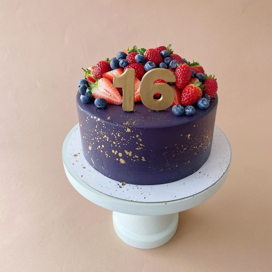 Купить Торт на 18 с ягодами