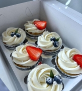 Купить Капкейки с клубникой и голубикой