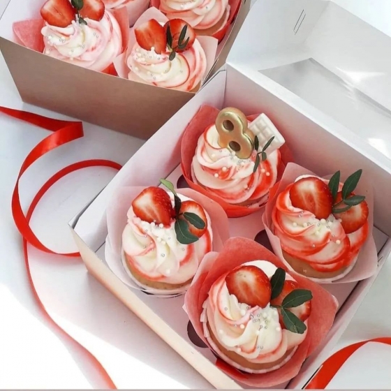 Купить С клубникой и цифрой 8