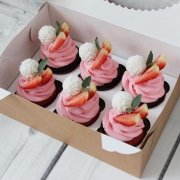 Капкейки с клубникой и Raffaello Купить Капкейки с клубникой и Raffaello