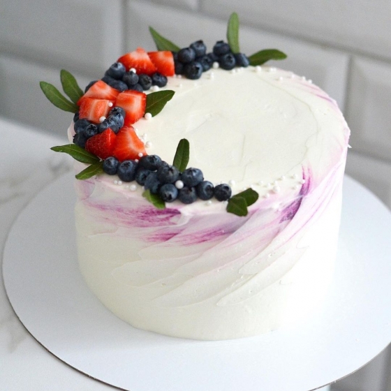Купить Нежный ягодный торт