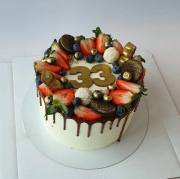 Ягодный торт с шоколадными подтеками Купить Ягодный торт с шоколадными подтеками